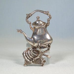 STERLING TEKANNA Broschnål - Vintage 925 Silverkanna med handtag - Tekanna på lutande stativ över brännare - Voctorian Spirit Kettle - Lutande vattenkokare