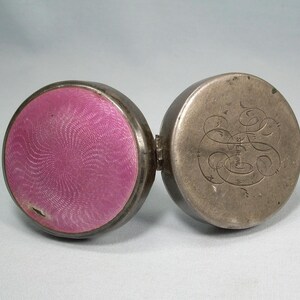 Medallón colgante antiguo de plata esterlina con diseño guilloché, compacto, vintage, de esmalte rosa, para pastillas, tabaquera, tapa con bisagra, compartimento secreto para rosario.