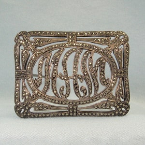 Broche con monograma MAM de 1-15/16" de plata esterlina vintage, con marcasitas cromadas negras, letras iniciales grandes, estilo art déco gótico y ornamentado.