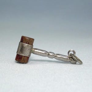 STERLING KLOPFEN AUF WOOD Charm Anhänger-Vintage 925 Silber-Beau Hallmark-Amulett Schutz Zauber Charme-Wards Off Evil Curse-Good Luck Lucky