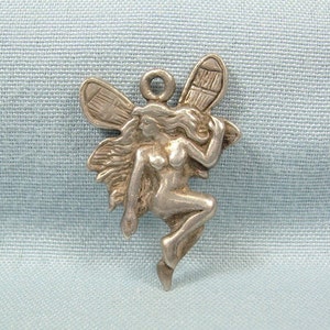 STERLING FEE FEE FEE Charm Anhänger-Vintage 925 Silber-Nymphe Pixie Sprite-Geflügelter Garten Engel Walküre Göttin-Kleine Gedrückte Feen