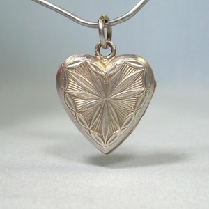 Ciondolo a forma di cuore in argento sterling da 3/4" - Vintage - Foto ricordo - Doppio lato lineare, stella celeste, fiore, raggi di sole