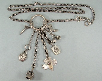 Cadena Rolo de 22" en plata esterlina y 14 quilates, cinturón estilo Chatelaine, plata 925 antigua, oro, sellos distintivos, coronas, cardo, dardo, dados, bota, escarabajo.