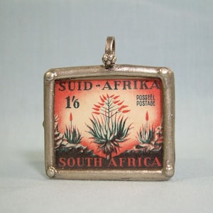 STERLING 1953 SUD AFRICA Francobollo Ciondolo-Racchiuso in Vetro-Argento 925-Scellino Africano-Suid Afrika-Fauna e Flora Series-Piante di Aloe