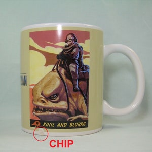 Puede incluir: Taza de cer&aacute;mica blanca con una imagen colorida de un personaje montando una criatura. La imagen tiene el texto "Kuill and Blurrgg" y un peque&ntilde;o chip en la parte inferior de la taza.