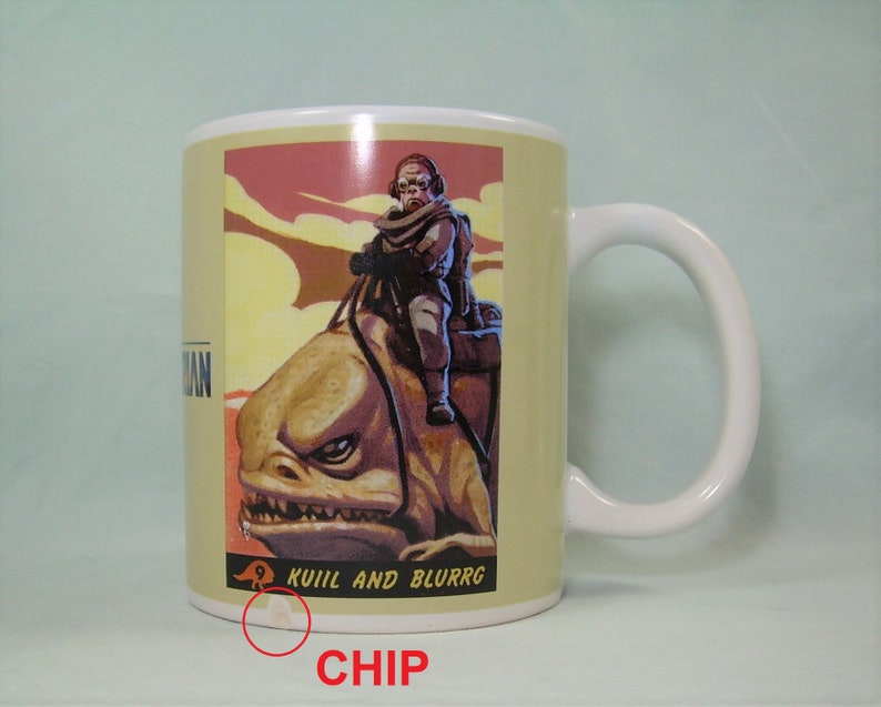 Puede incluir: Taza de cer&aacute;mica blanca con una imagen colorida de un personaje montando una criatura. La imagen tiene el texto "Kuill and Blurrgg" y un peque&ntilde;o chip en la parte inferior de la taza.