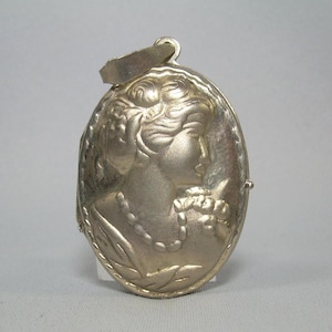 Ornement pendentif médaillon ovale sterling de 1 13/16 po. - argent repoussé vintage 925 - poinçon Marsala - porte-photos deux photos femme déesse-gonflé
