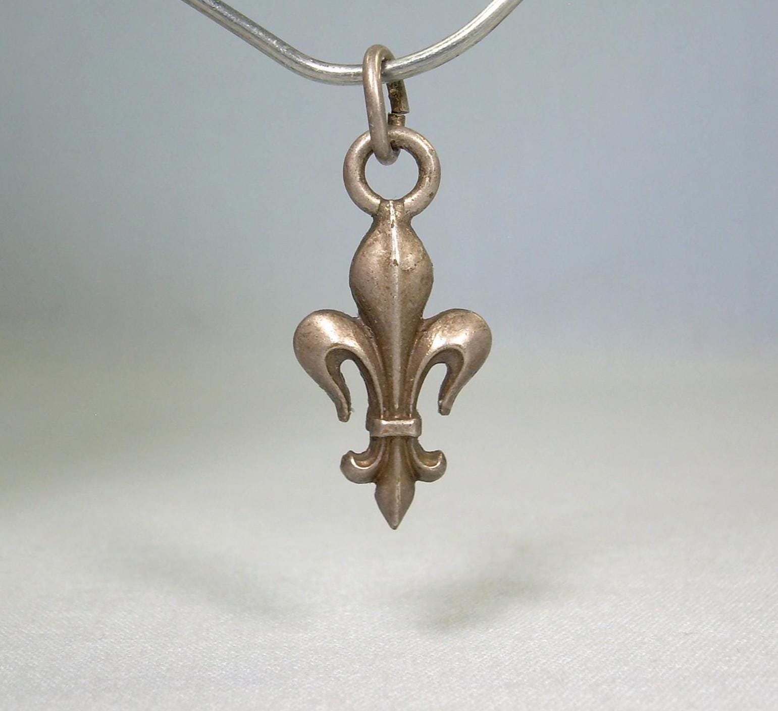 800シルバー フルール・ド・リス リス チャームペンダント