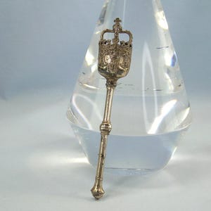 Broche con forma de cetro real - Tono plateado vintage - Fabricado por Alva Studios - Réplicas de museo - Flor de lis - Motivo real inglés del Reino Unido - DAÑADO