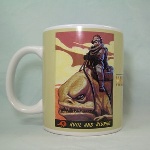 Puede incluir: Una taza de cer&aacute;mica blanca con una ilustraci&oacute;n colorida de un personaje montando una criatura. La ilustraci&oacute;n es de estilo retro con una gama de colores rojo, naranja y amarillo. El texto "Kuiil and Blurrgg" est&aacute; impreso en la parte inferior de la ilustraci&oacute;n.