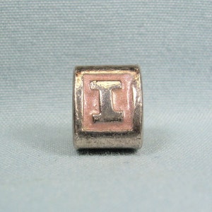 STERLING PANDORA-790323i-Letra inicial I-Encanto europeo Bead-925 Plata-Ale Hallmark-Retirado-Quizás alterado Esmalte rosa-Tres caras-Sello