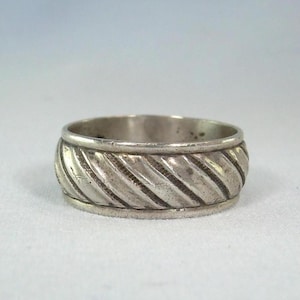 Anillo de plata de ley acanalada de 4,1 g, talla 7-1/2, vintage, plata 925, abovedado, estriado, con ranuras, forrado, con patrón de cinta tallada, apilable, banda ancha.