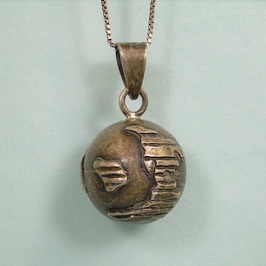 Collier pendentif et chaîne en forme de cloche harmonieux de 20 po. - Argent 925 vintage - Poinçon du Mexique - Atlas du monde, globe, boule, planète, sphère