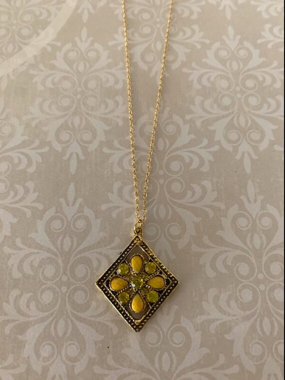 Yellow stone necklace discount