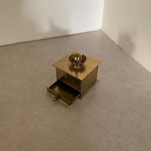 vintage mini brass coffee grinder, mini coffee grinder, kitchen miniature, coffee grinder, dollhouse miniatures, miniatures, vintage grinder