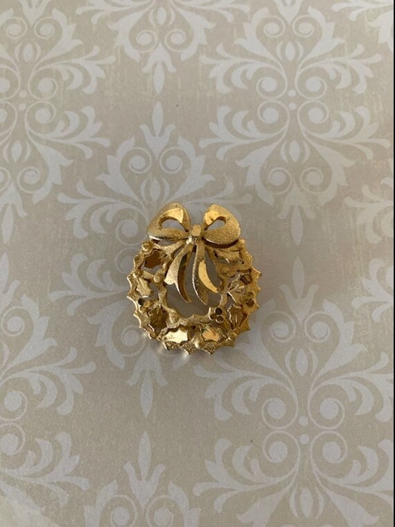 Vintage PARCO Gold Wreath Brooch with Leaf Overlay an… Gem