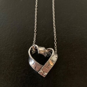 Collar de regla de bronce/plata, regla de colcha, cinta métrica, collar con cinta métrica, joyería de costura, regalo de costurera, joyería de costurera, costura