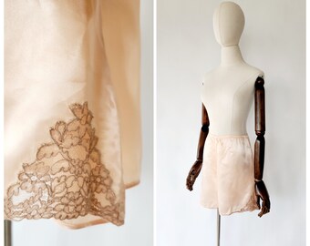 vintage 1930s pink tap pants with lace / vintage women's panties / women's sleeping shorts - x small