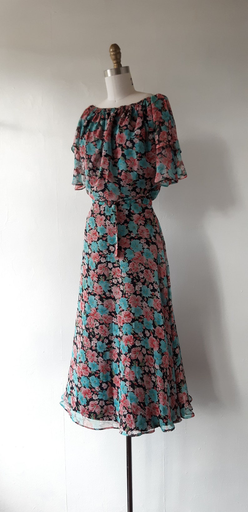 size medium vintage 1970s floral dress vintage 1970s floral print chiffon dress with flutter sleeves 70s does 30s floral dress