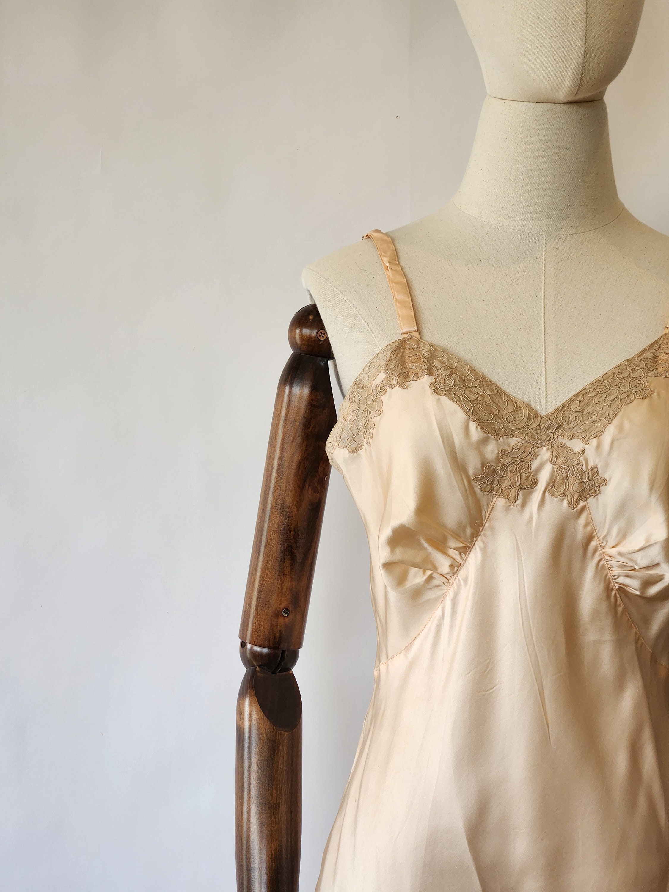vintage 1930s soft pink step-in negligee lingerie with lace - small