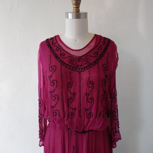 seltenes antikes 1920s schwarzes perlenbesticktes magentafarbenes Seiden-Chiffon-Flapperkleid