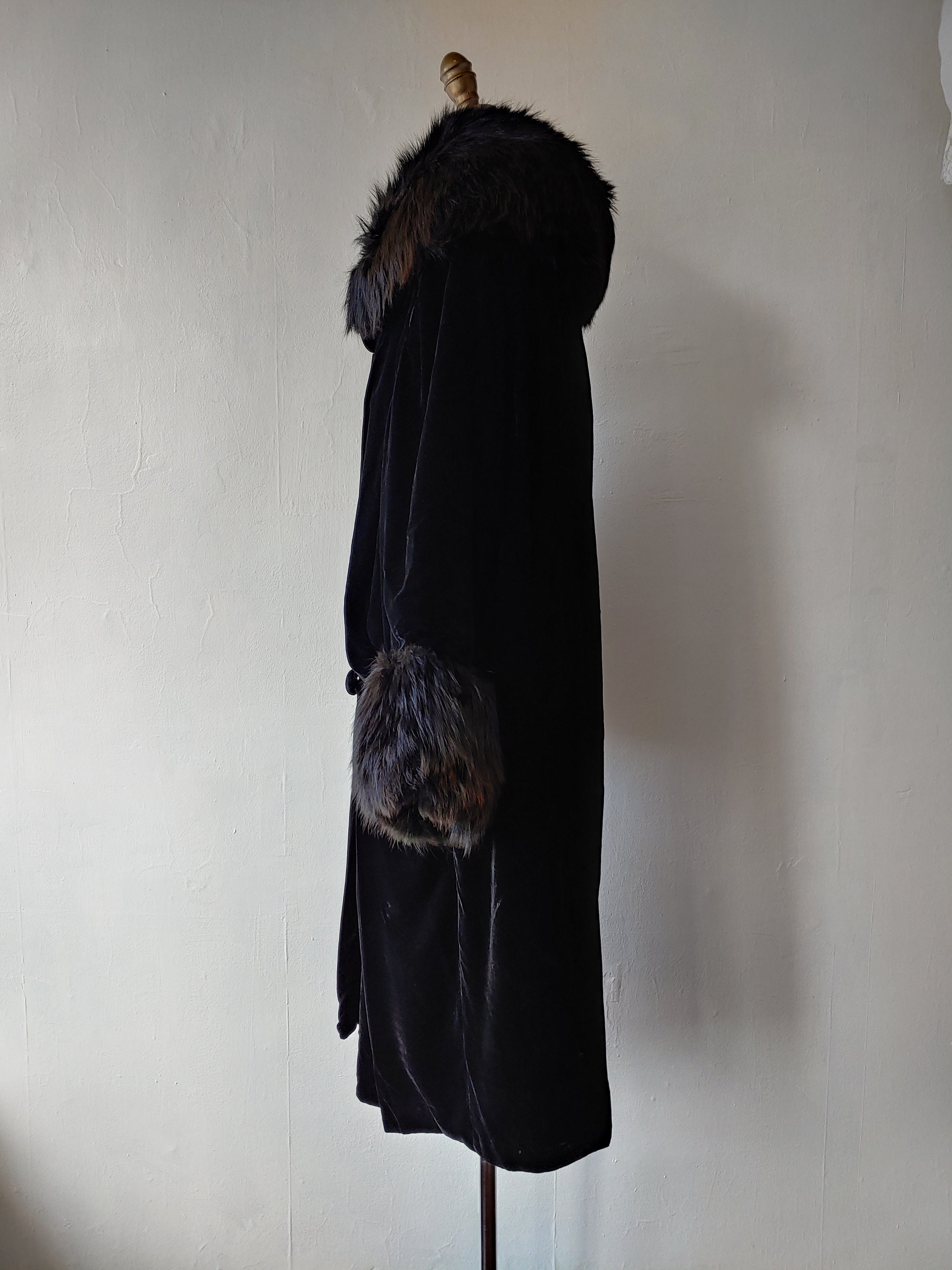1920s - 1930s Antique Black Silk Velvet Coat With Fur Trim