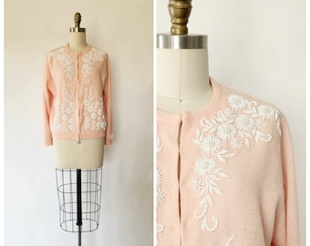 vintage mediados de siglo 1950 - 1960 suéter cardigan con cuentas de semillas blancas rosas - mediano