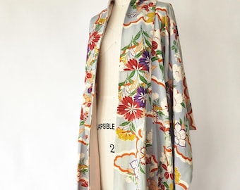 Vintage 1940s Floral Silk Kimono: Cloud Motif, Fits Most Sizes