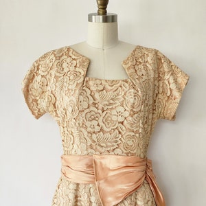 Vestido de fiesta formal vintage de los años 50 con encaje y lazo de satén - mediano