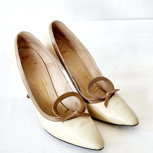 vintage 1960s beige round toed leather shoes - vintage 1960s heels / pumps with decorative bow element  - US size  narrow