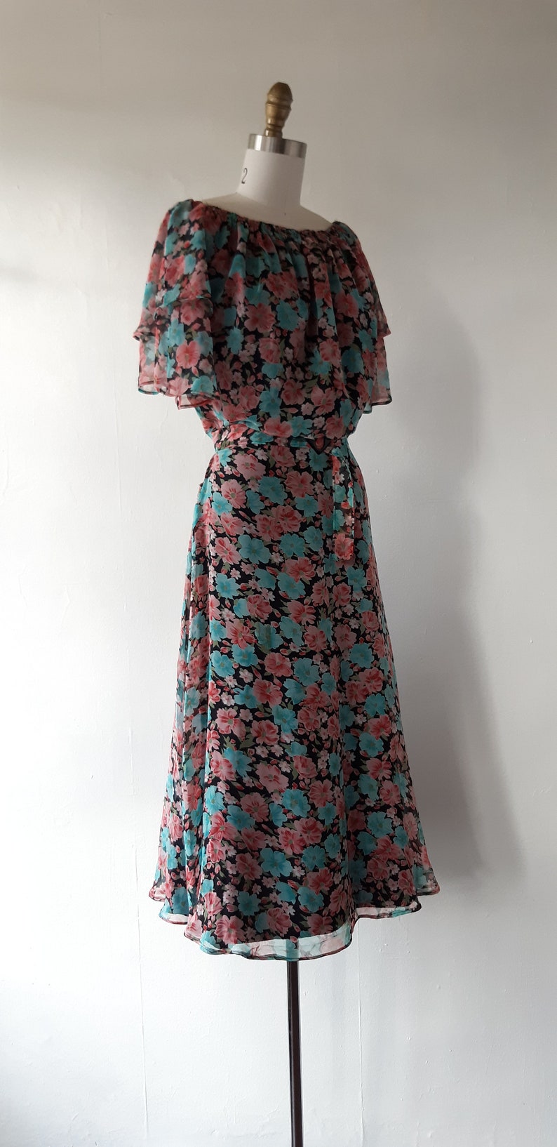 size medium vintage 1970s floral dress vintage 1970s floral print chiffon dress with flutter sleeves 70s does 30s floral dress