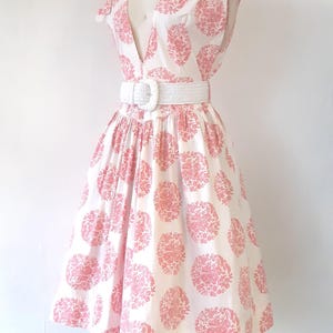1950s Pink and White Floral Cotton Fit and Flare Dress – Pleated Skirt, V-Neckline