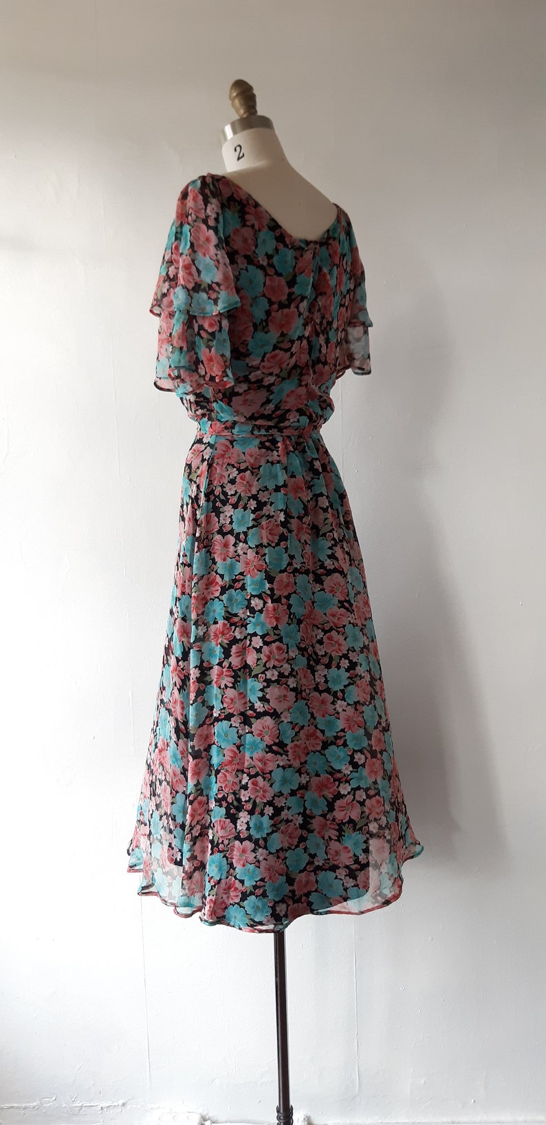 size medium vintage 1970s floral dress vintage 1970s floral print chiffon dress with flutter sleeves 70s does 30s floral dress