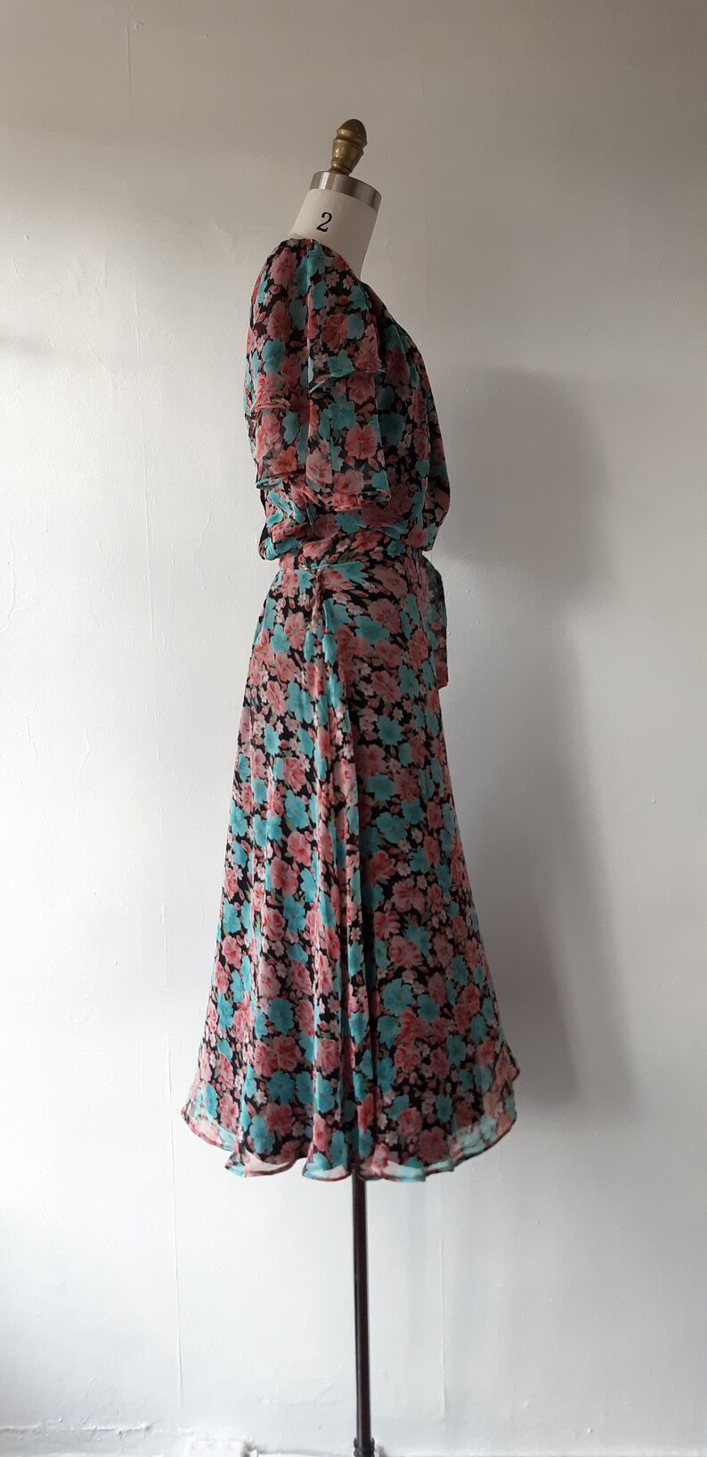 size medium vintage 1970s floral dress vintage 1970s floral print chiffon dress with flutter sleeves 70s does 30s floral dress