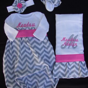 Personalizado recién nacido / infante Chevron Take Me Home Vestido con diadema a juego, ropa Burp & calcetines con volantes (color gris y rosa)