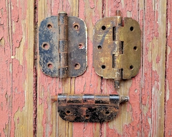 Tres bisagras de puerta de metal antiguo