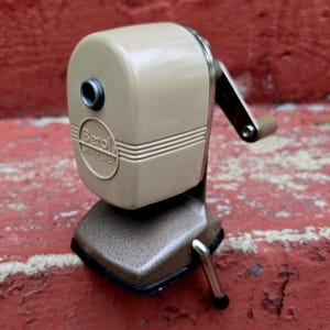 Apontador de lápis vintage incrível Apsco com base a vácuo