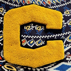 Letra C universitaria vintage de 9" en amarillo/azul marino