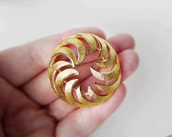 Vintage Costume Swirl Circle Brooch