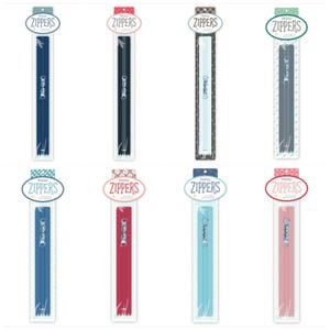 Puede incluir: Ocho cremalleras de colores en varios tonos, incluyendo azul, negro, blanco y rosa. Cada cremallera está empaquetada con un encabezado decorativo que dice "Zippers". Diseñadas para proyectos de costura y manualidades.