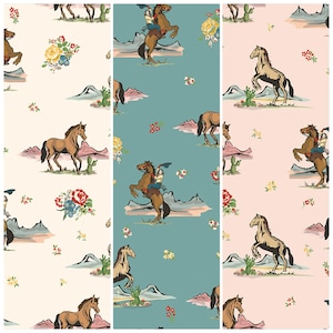 Pode incluir: Três painéis de tecido com um padrão repetido de cavalos, cowboys, cactos e buquês florais. Os fundos são rosa claro, verde-azulado e creme. As ilustrações têm um tema vintage e ocidental.