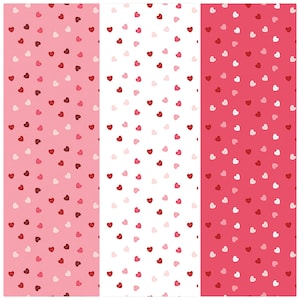 Op de afbeelding: Drie verticale panelen met een herhalend patroon van kleine hartvormen. De panelen tonen verschillende tinten roze en rood, met verspreide witte harten. De harten hebben een knoopachtig uiterlijk, wat een speels en romantisch ontwerp creëert.