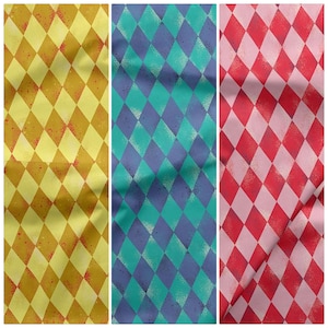 Puede incluir: Tres paneles de tela con un patrón de arlequín. El primer panel es amarillo y dorado con motas rojas. El segundo panel es turquesa y morado. El tercero es rojo y rosa. La tela tiene una apariencia texturizada.