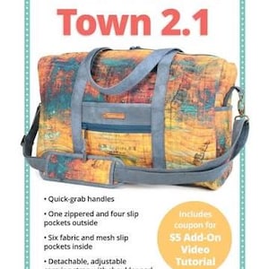 Könnte beinhalten: Eine farbenfrohe Reisetasche mit Kartenmuster, mit Schnellzugriff-Griffen, mehreren Taschen und einem abnehmbaren Schultergurt. Der Text "Get Out of Town 2.1" steht oben.