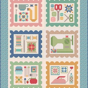 Può includere: Una trapunta patchwork con sei pannelli quadrati che illustrano elementi di cucito. Ogni pannello è incorniciato da un bordo smerlato e contiene immagini di strumenti di cucito, rocchetti di filo e una macchina da cucire. La trapunta ha un bordo azzurro.