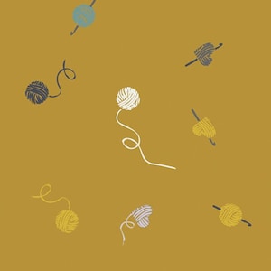 以下が含まれることがあります： マスタードイエローの背景に、さまざまな色の毛糸玉と編み針が描かれています。毛糸玉はグレー、白、黄色の色合いです。編み針はグレーです。