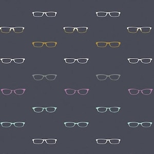 以下が含まれることがあります： 濃い青色の背景に、さまざまな色の眼鏡がシームレスにパターン化されています。眼鏡は、白、金、グレー、ピンク、青の色合いです。