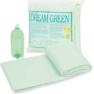 Puede incluir: Un paquete de guata para acolchar Dream Green de color verde con una botella de plástico para comparar el tamaño. El paquete está etiquetado con el texto "Dream Green Earth Friendly Soft Polyester Batting Made with 100% from Recycled Plastic Bottles!"
