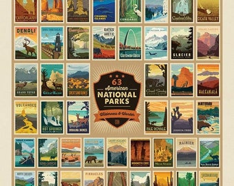Puede incluir: Un póster colorido que presenta 63 parques nacionales estadounidenses, cada uno con una ilustración y un nombre únicos. El póster se titula "63 Parques Nacionales Estadounidenses: Wilderness & Wonder".