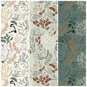 Può includere: Tre pannelli di tessuto con motivi ripetuti di animali del bosco e fogliame. Gli animali includono volpi, conigli, anatre e uccelli. Le palette di colori sono crema, verde salvia e verde scuro, con accenti di marrone e oro.